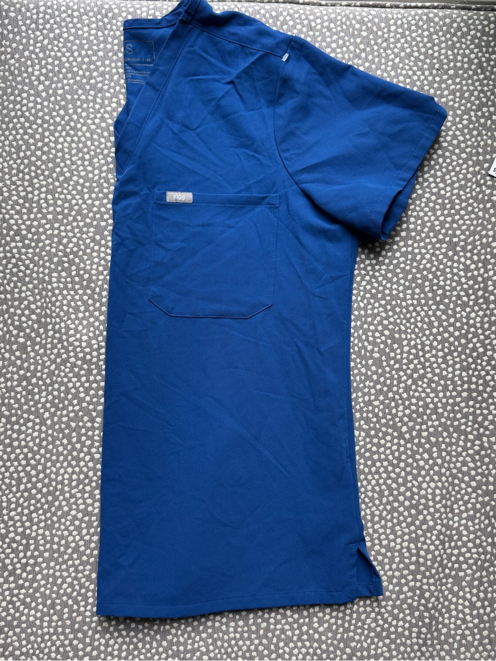 NWOT Women’s FIGS Casma 1 Pocket V-Neck Tuckable Scrub Top, Royal Blue, Medium